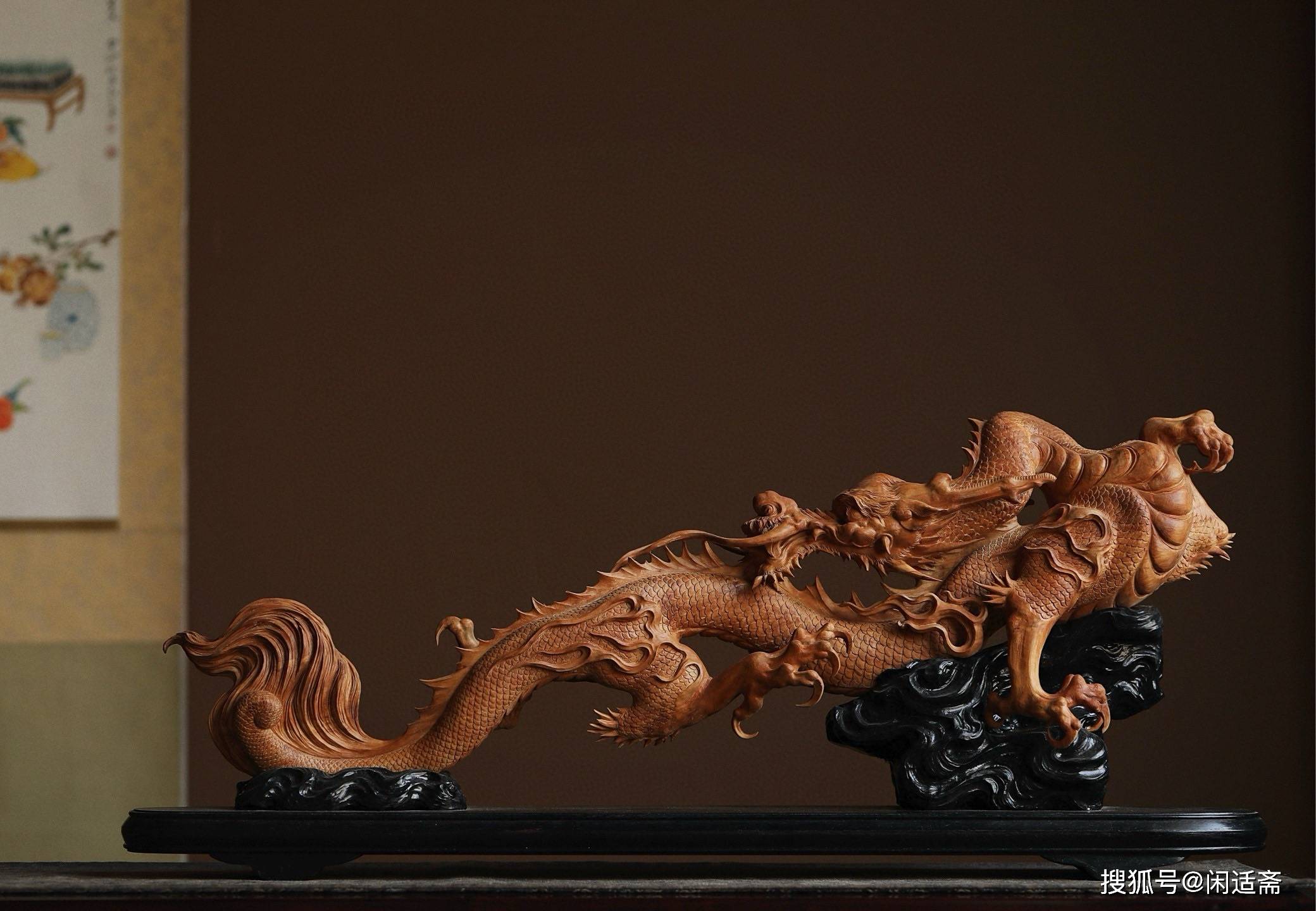 檀香凝瑞气，雕龙耀盛世