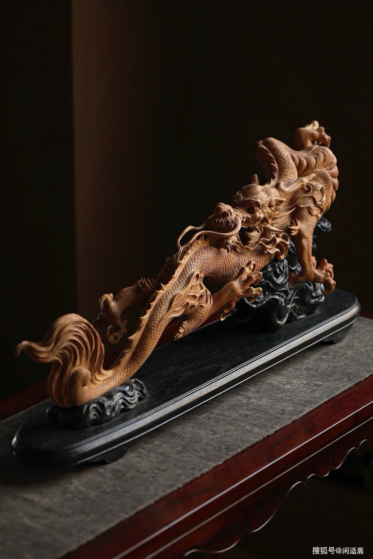 檀香凝瑞气，雕龙耀盛世