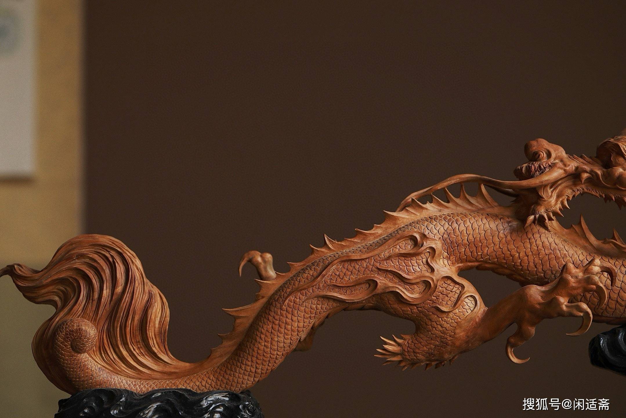 檀香凝瑞气，雕龙耀盛世