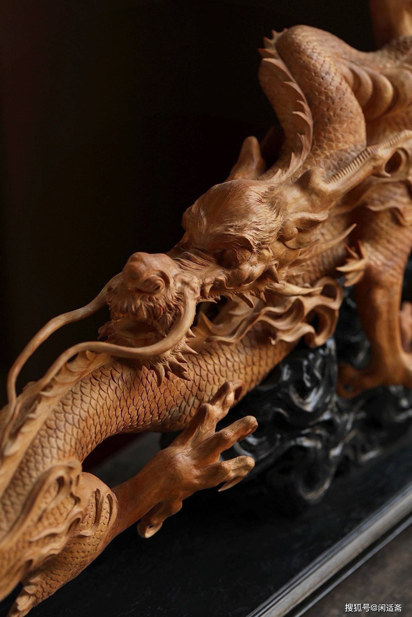 檀香凝瑞气，雕龙耀盛世