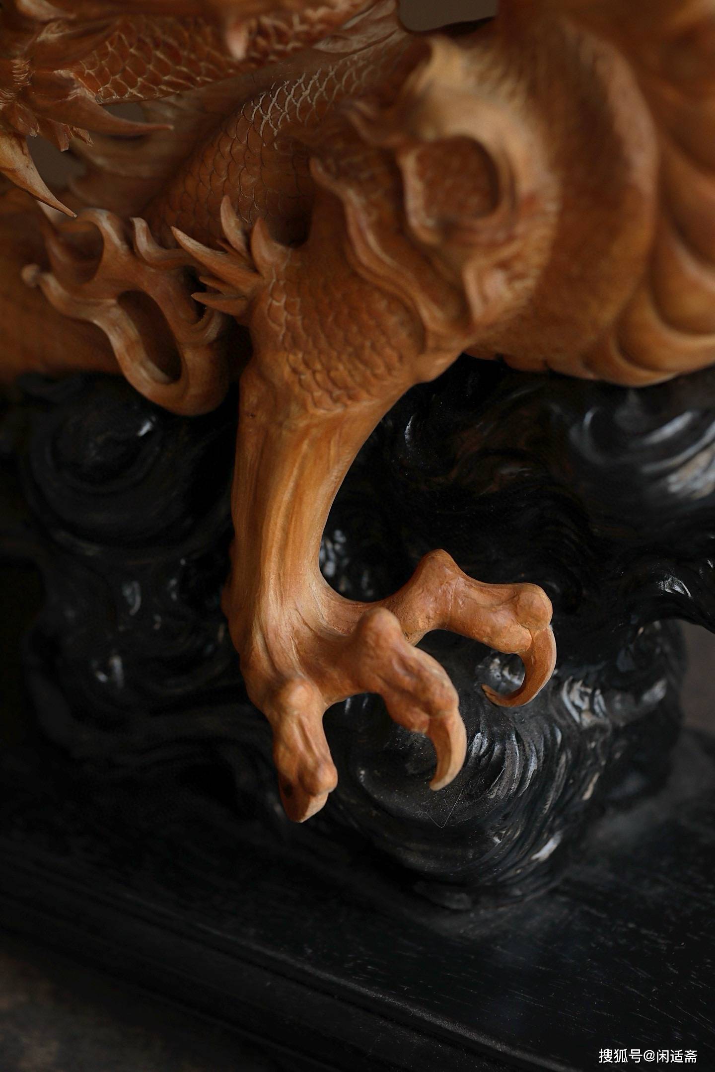 檀香凝瑞气，雕龙耀盛世