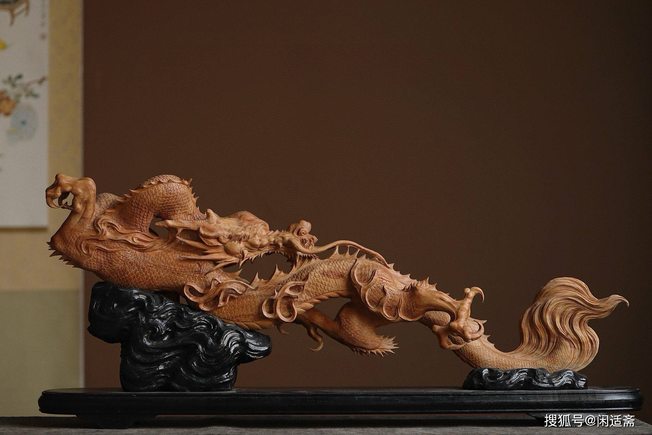 檀香凝瑞气，雕龙耀盛世