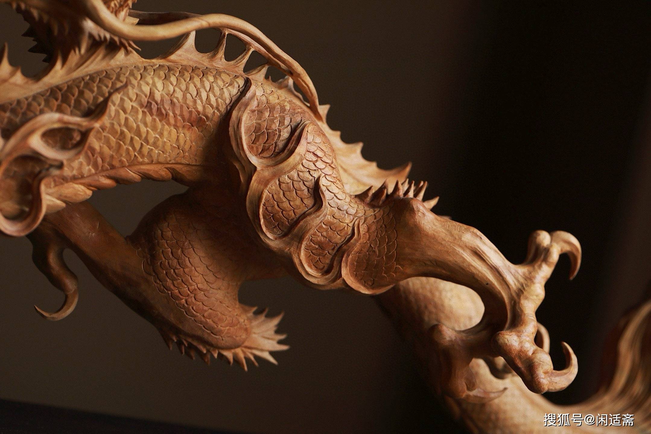 檀香凝瑞气，雕龙耀盛世