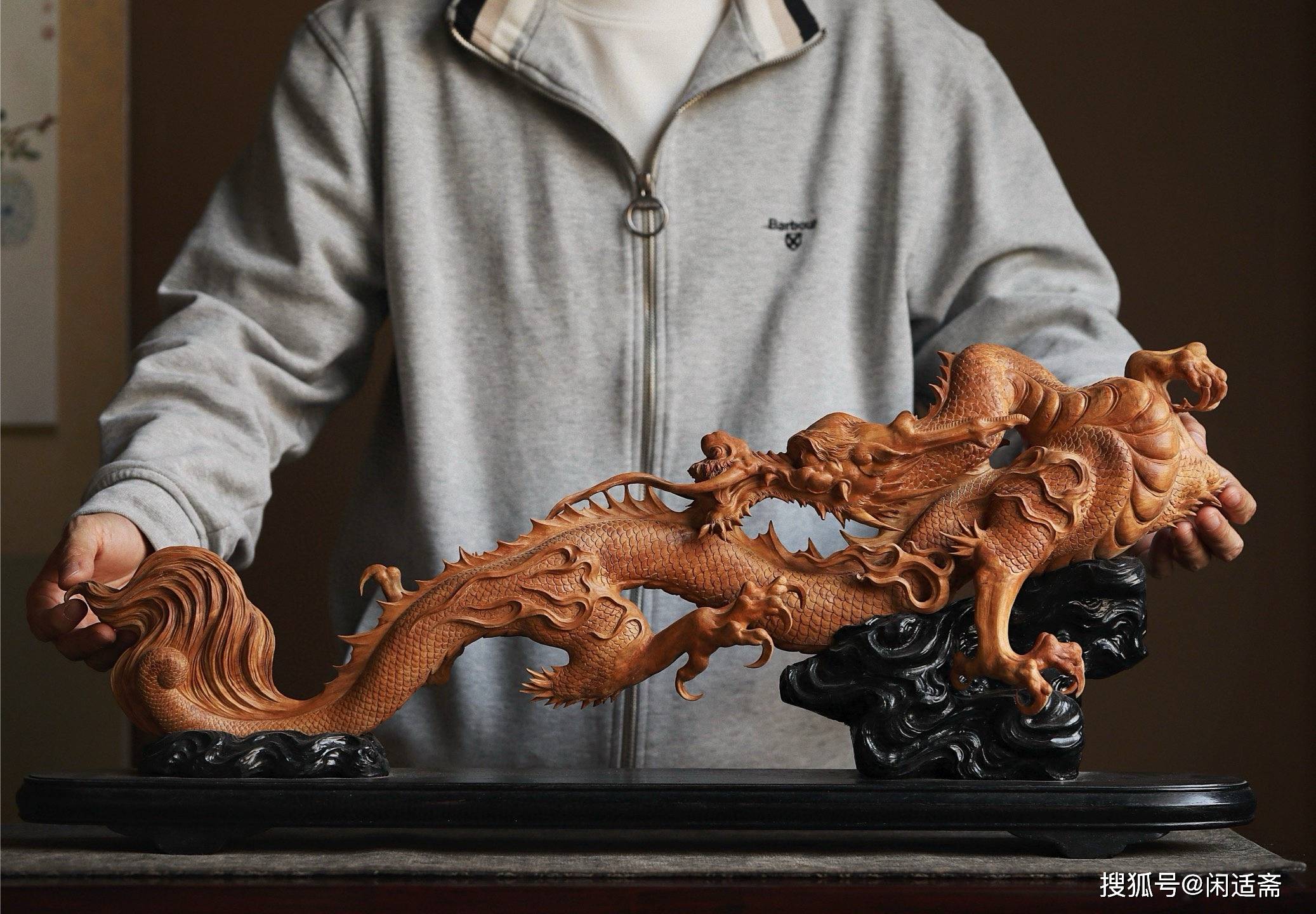 檀香凝瑞气，雕龙耀盛世