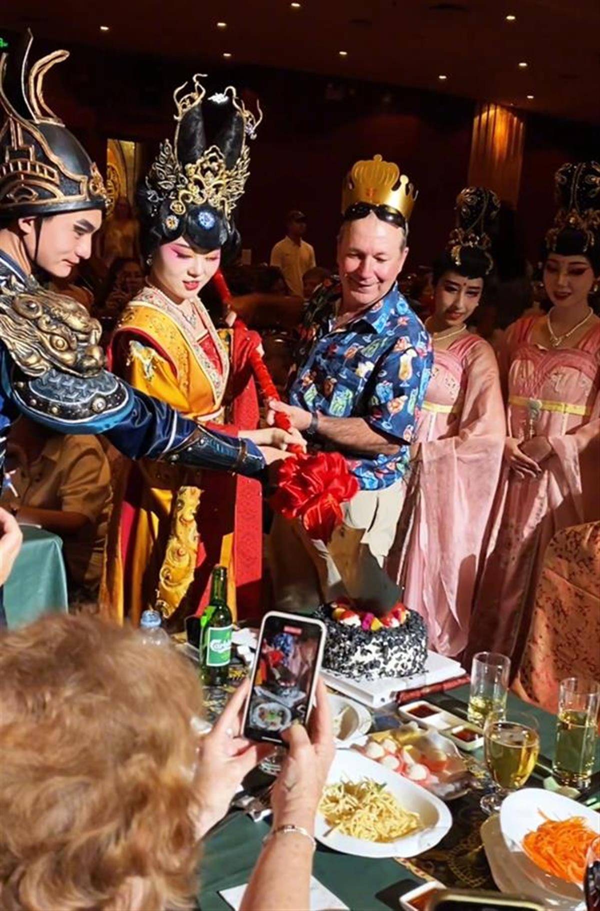 西安唐乐宫外国游客扎堆，老外用仿古大刀切生日蛋糕仪式感拉满，店方：只需100元人民币