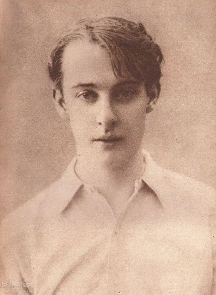 一周最低花26万人民币，大作家被情人送入监狱，墓碑印满少女唇印