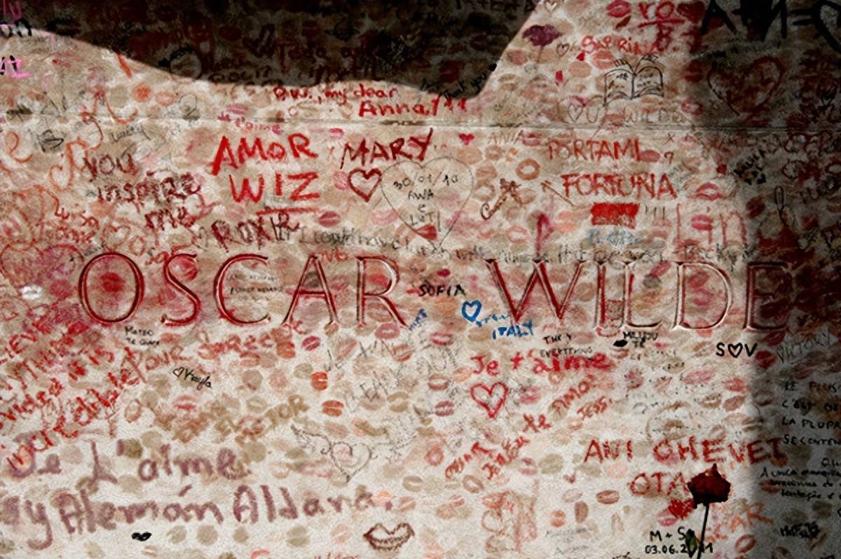 一周最低花26万人民币，大作家被情人送入监狱，墓碑印满少女唇印