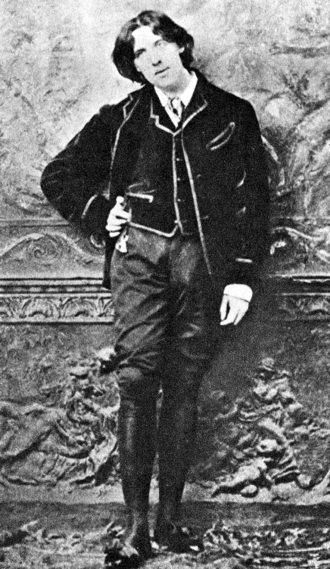 一周最低花26万人民币，大作家被情人送入监狱，墓碑印满少女唇印