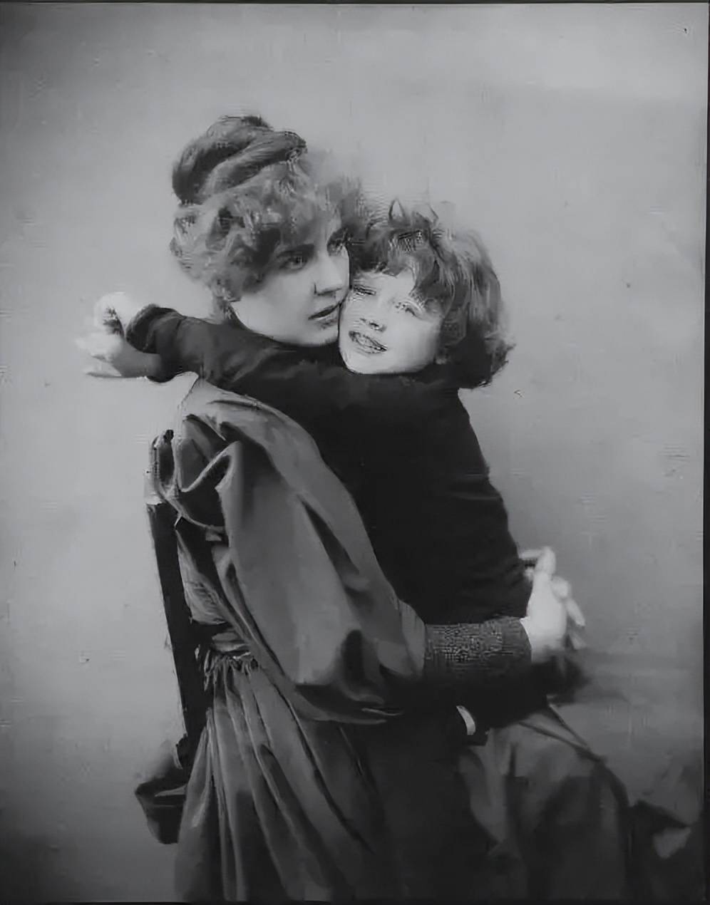 一周最低花26万人民币，大作家被情人送入监狱，墓碑印满少女唇印