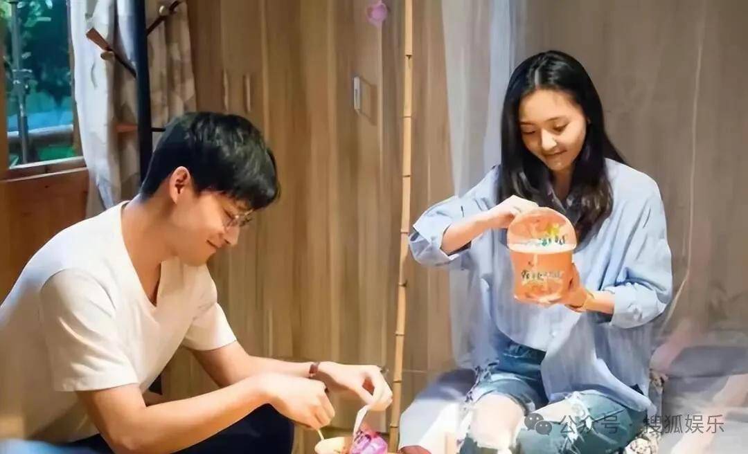 离婚三年又被拍到亲密逛超市，他俩这是纯带娃还是真复合了？