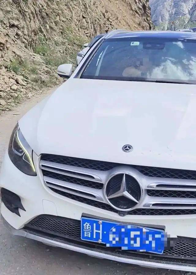 甘肃警方通报奔驰车超车逼停摩托，律师：奔驰车主或涉寻衅滋事，尾箱丢失需证明关联性