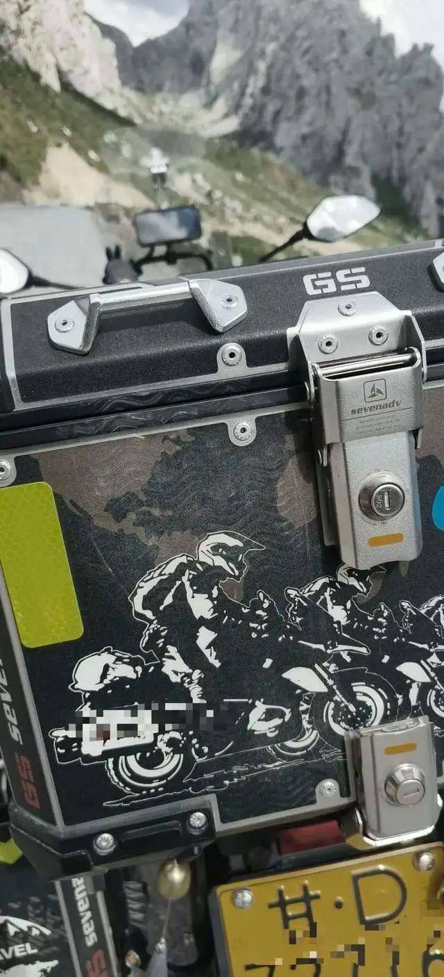 甘肃警方通报奔驰车超车逼停摩托，律师：奔驰车主或涉寻衅滋事，尾箱丢失需证明关联性