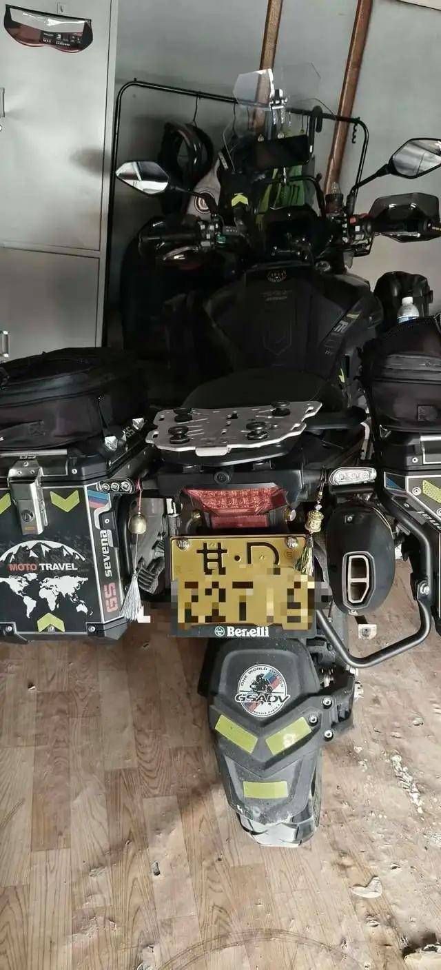 甘肃警方通报奔驰车超车逼停摩托，律师：奔驰车主或涉寻衅滋事，尾箱丢失需证明关联性