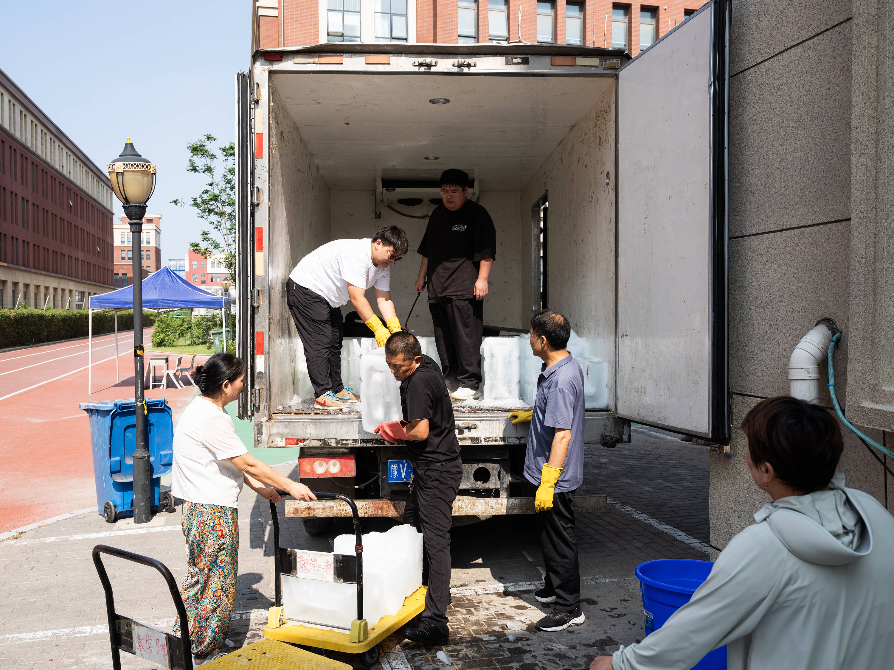 建筑工地申请不到6块冰 59岁工人中暑失业