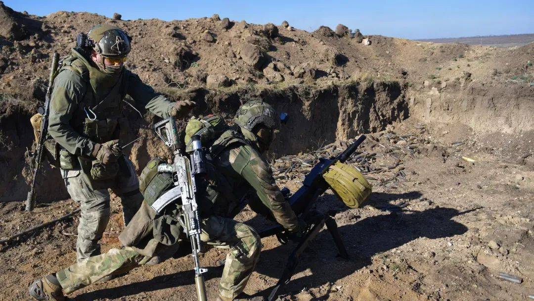 俄一士兵在库皮扬斯克附近的战斗中独自背负30多名伤员