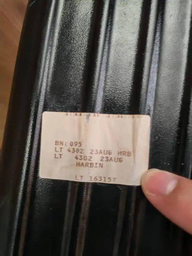 姑娘坐高铁行李箱被人拿走，里面有价值10万元的黄金珠宝！民警通过贴纸上的“LT4302”找到