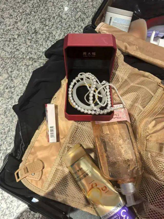 姑娘坐高铁行李箱被人拿走，里面有价值10万元的黄金珠宝！民警通过贴纸上的“LT4302”找到