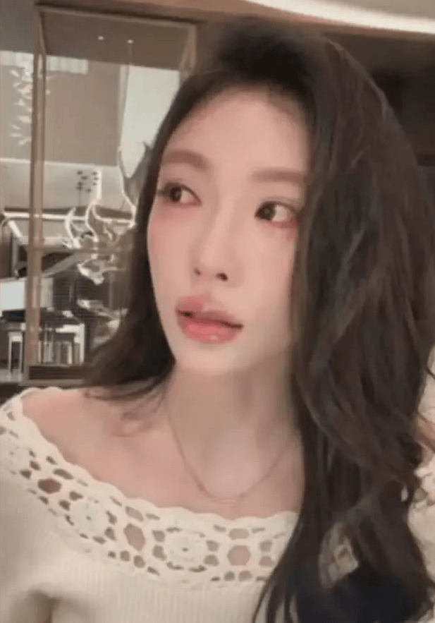 “迪迪不畏”直播落泪向黄子韬致歉，此前在直播中询问黄子韬 “你有想过和老婆离婚吗”