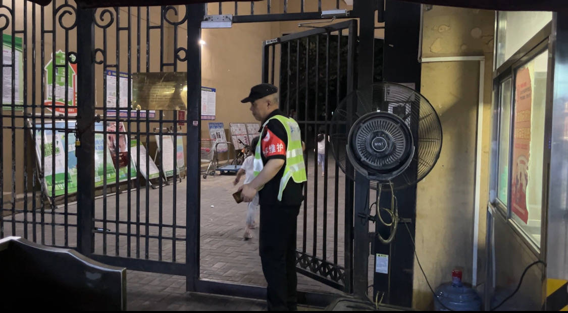 保安猝死岗亭后 同事和业主称环境改善