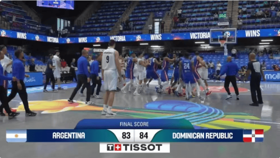 阿根廷男篮1分惜败多米尼加，赛后两队爆发大规模群殴，现场视频：多人挥拳，有球员被击倒在地