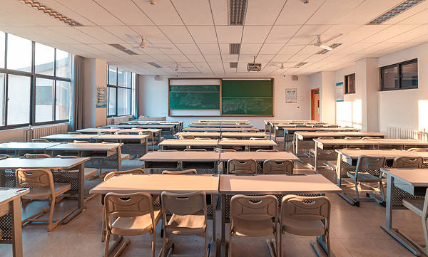 开学让家长报名打扫教室，家校共育的边界要搞清楚