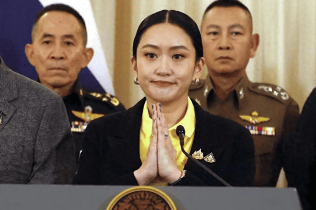 76岁的他信，再度被判入狱，走投无路的佩通坦，向泰国王室“表忠心”