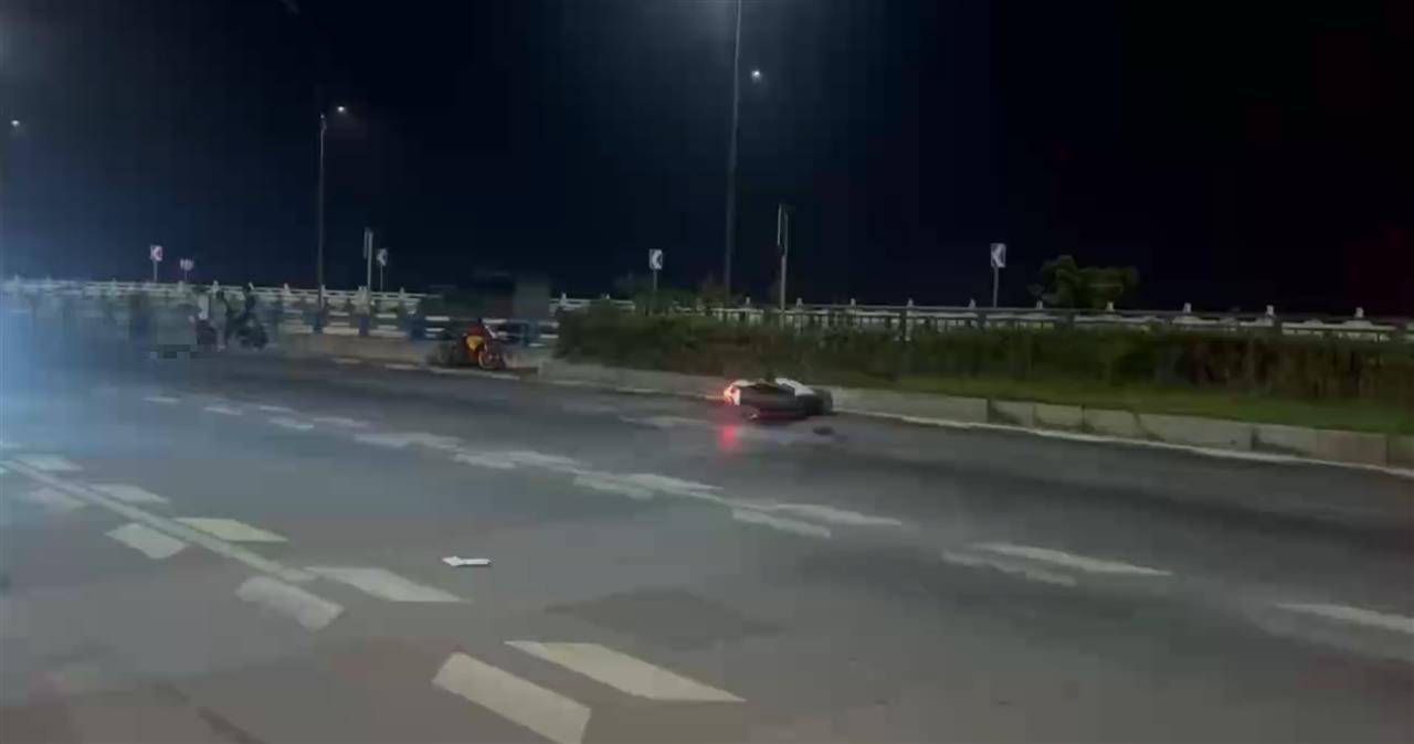 重庆江北一摩托车凌晨发生车祸，车上两人当场身亡，居民：经常有摩托车从这条路经过