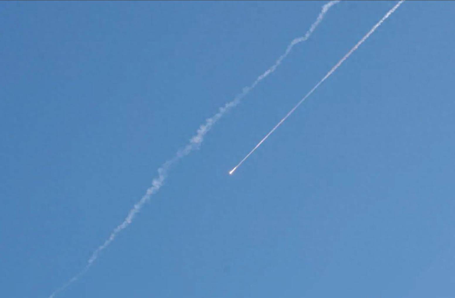 轮到以色列被打了！最大城市被炸，胡塞导弹虽迟但到，数百万人逃入避难所