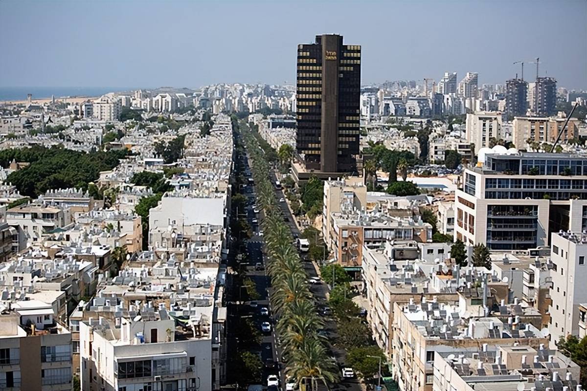 轮到以色列被打了！最大城市被炸，胡塞导弹虽迟但到，数百万人逃入避难所