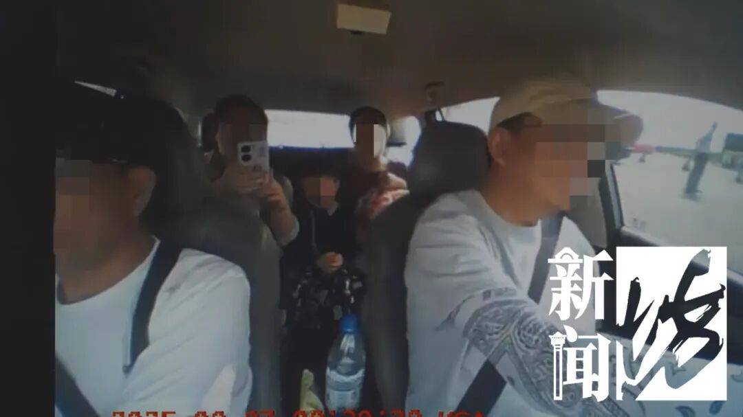 “不给我打马赛克，我肯定找到你！”上海一家四口打车与出租车司机爆发冲突