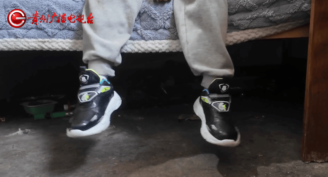 心酸！12岁男孩“独居”贵阳一安置房内，父亲回应：迫于无奈，因为……