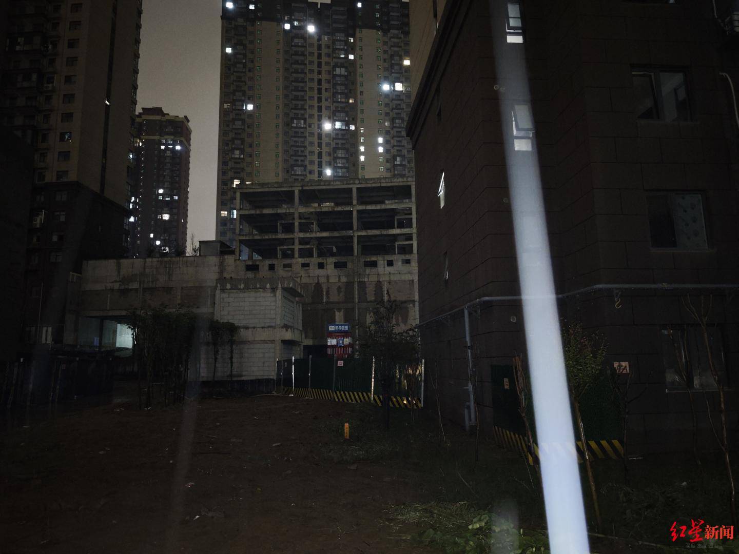 西安一男孩在小区玩耍坠入深井身亡 现场已架起围挡 官方通报：已控制3名相关责任人