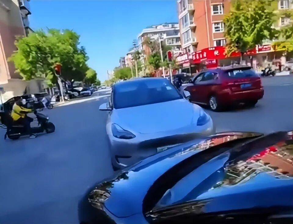 十字路口两车“顶牛”引发拥堵，一方自称在港航分局上班，警方最新通报