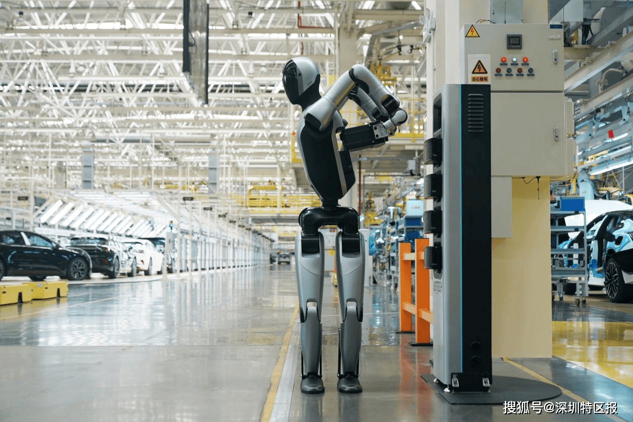 全球首创！优必选Walker S2实现自主换电，机器人开启7x24小时打工模式