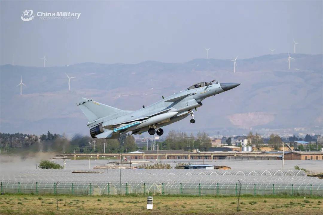 全网热议！央视报道歼-10C“击落”隐形飞机，透露了哪些信息？