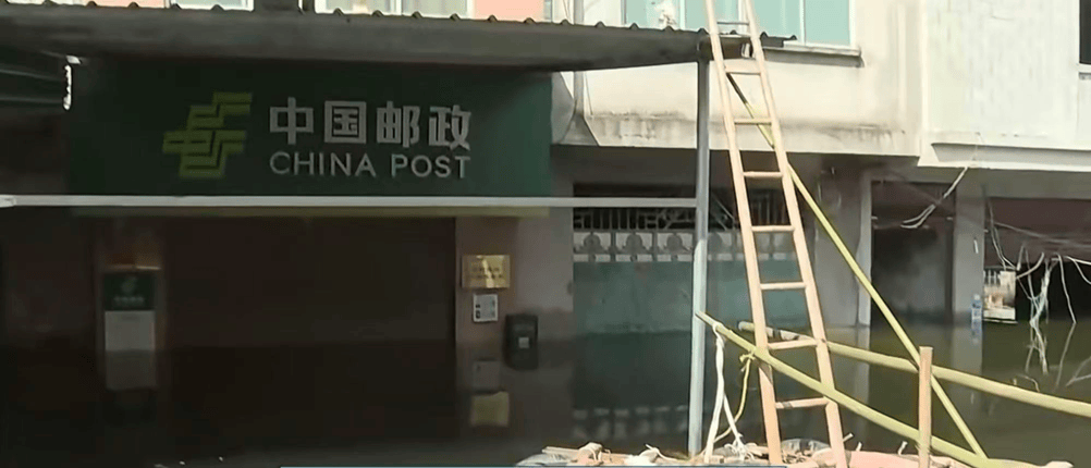 广西内涝20天未退 老人在鸡棚搭煤气灶做饭