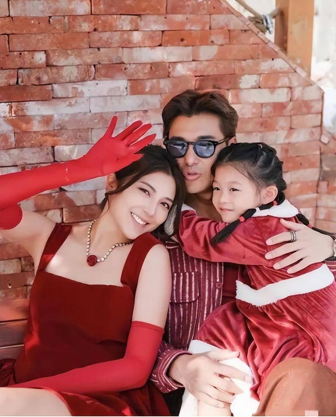 TVB视帝老婆分享港姐之路，却被冷嘲热讽，被指为钓金龟婿