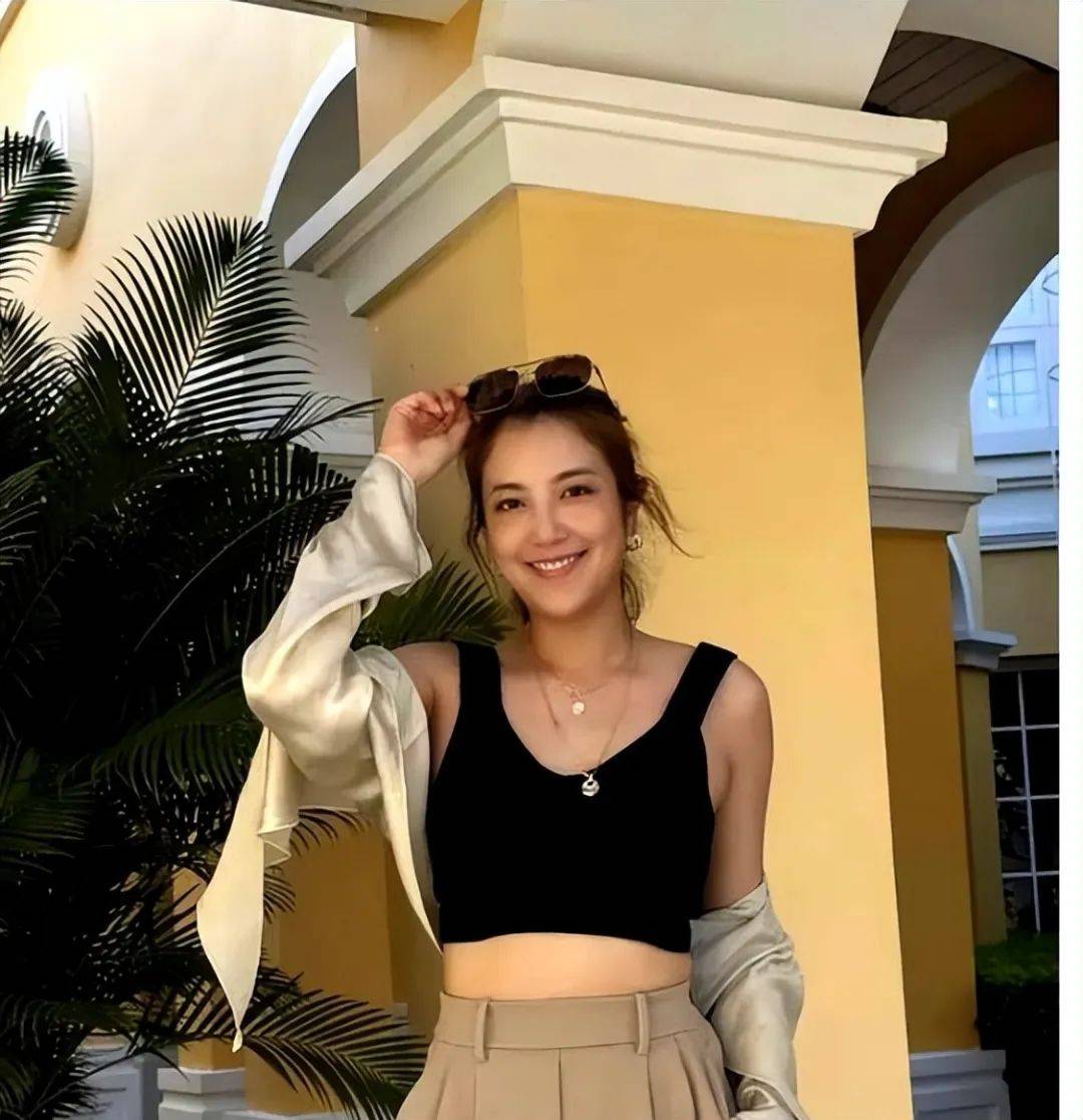 TVB视帝老婆分享港姐之路，却被冷嘲热讽，被指为钓金龟婿